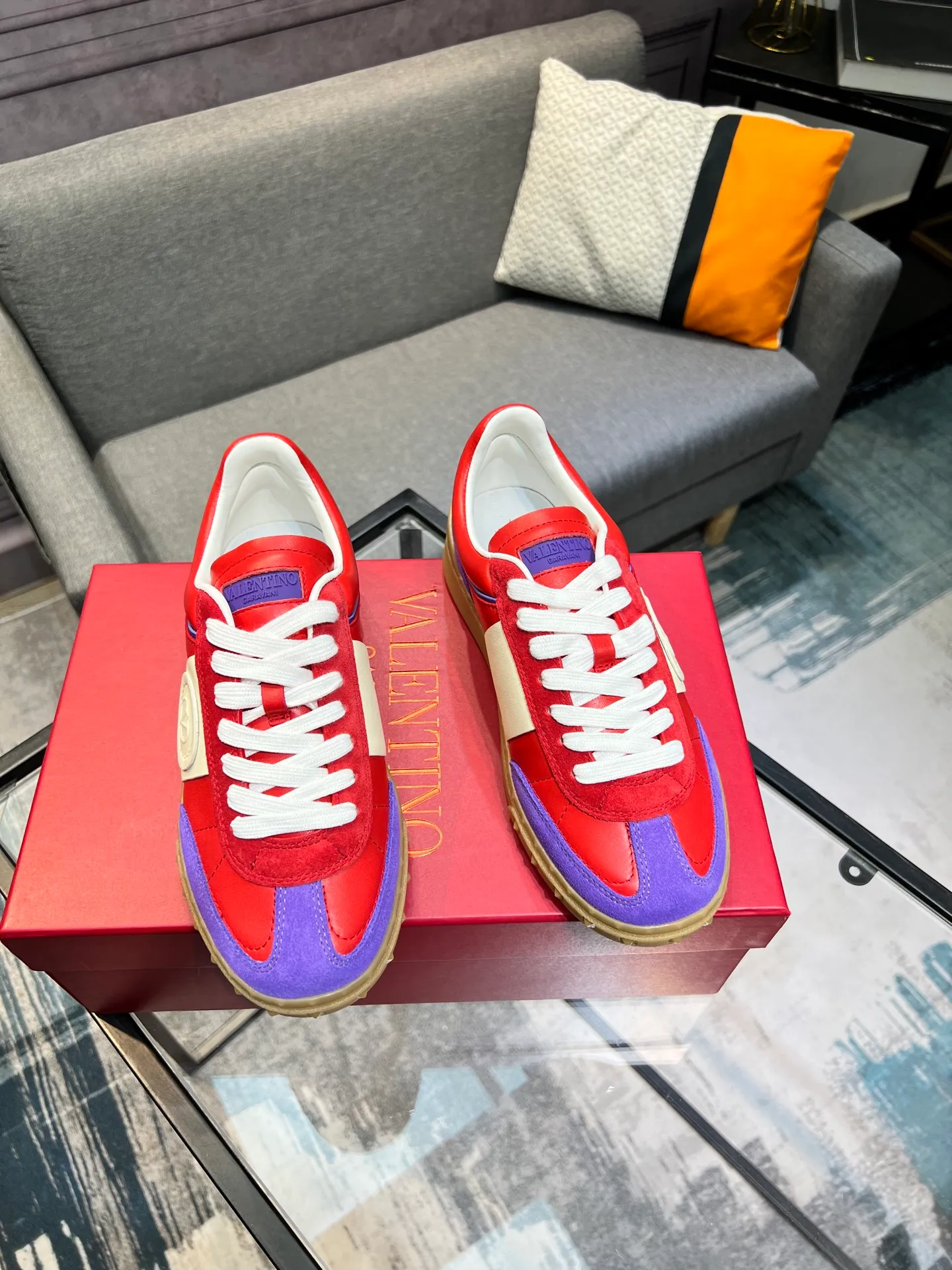 Men's shoes 💰620 👉🌹🌹VALENTINO counter synchronized new low-top casual sports shoes 👍Professional and high-end, perfect replica, first-class quality! 👍All made of original 1:1 materials, exclusive mold opening! 👍High mercerized cowhide fabric 👍TPU outsole, comfortable and wear-resistant, brand injection insole, 👍Full set of high-end counter packaging 👍All details are customized with 1:1 mold, striving for perfection! 👍Couple style female 35-41, male 38-46 (female 41, male 45 46 customized)